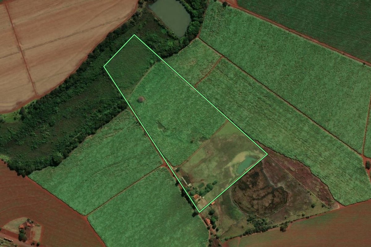 Imagem de satélite do imóvel rural em Morro Agudo (SP), com o contorno declarado no CAR desenhado por cima.