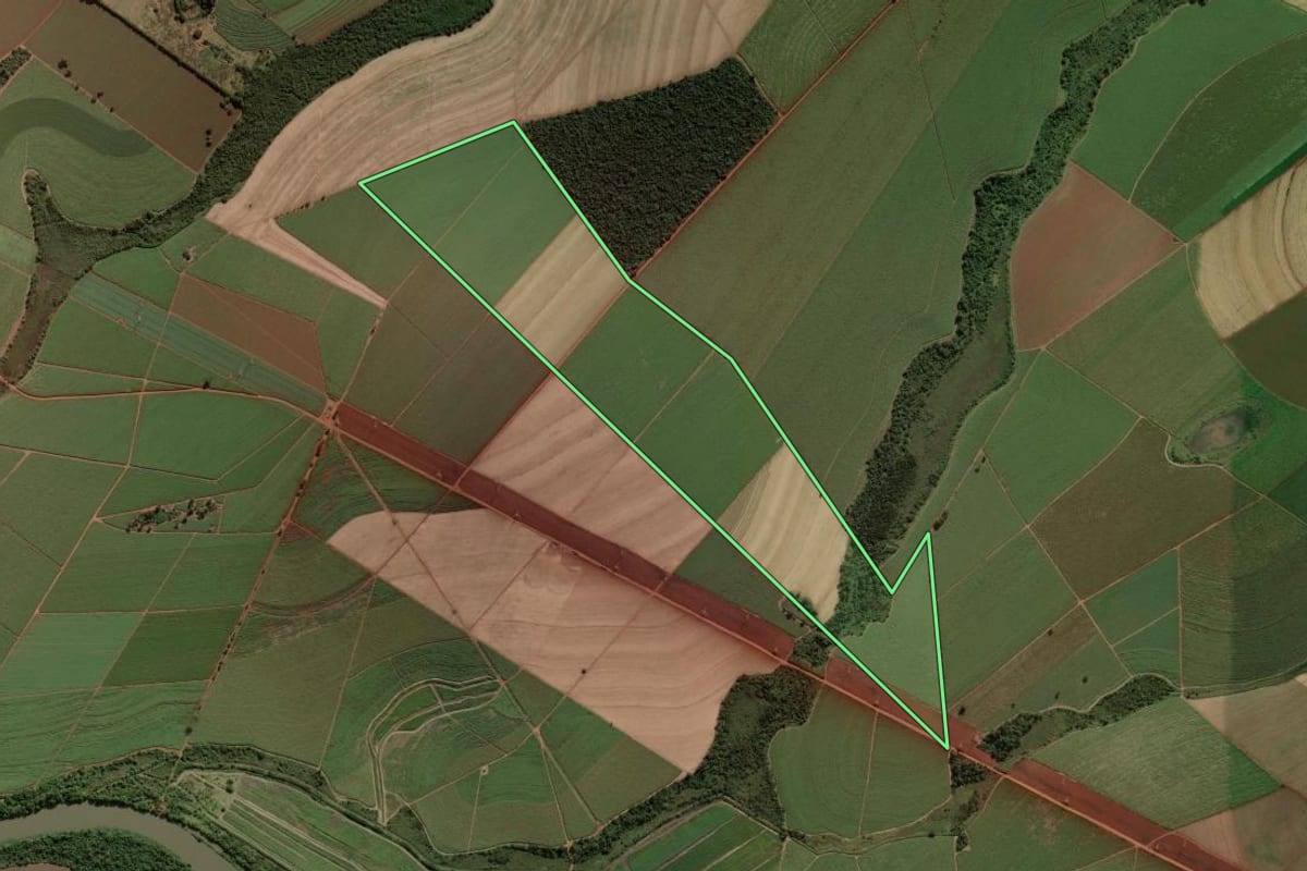 Imagem de satélite do imóvel rural em Morro Agudo (SP), com o contorno declarado no CAR desenhado por cima.