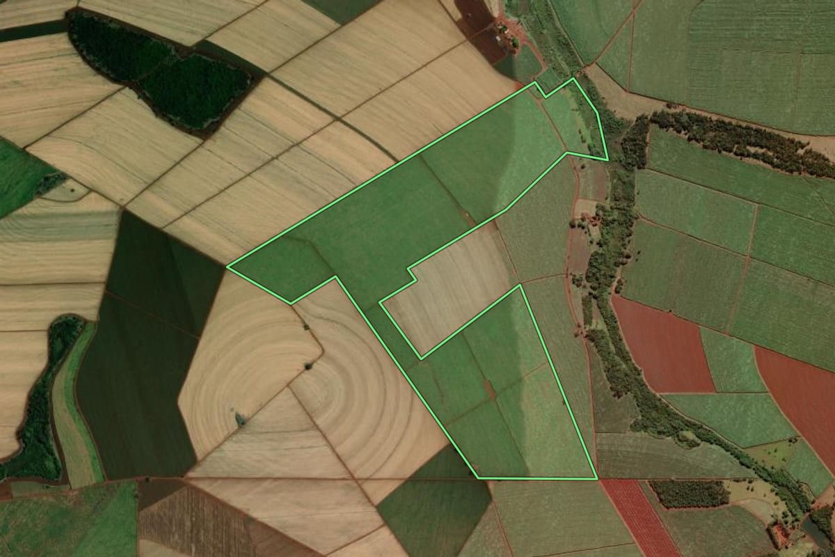 Imagem de satélite do imóvel rural em Morro Agudo (SP), com o contorno declarado no CAR desenhado por cima.
