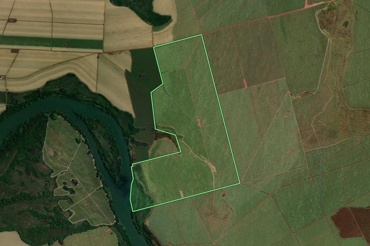 Imagem de satélite do imóvel rural em Morro Agudo (SP), com o contorno declarado no CAR desenhado por cima.