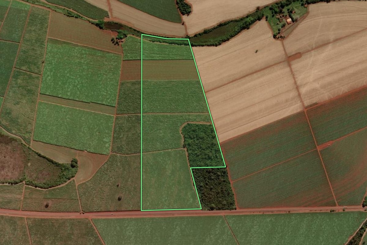 Imagem de satélite do imóvel rural em Morro Agudo (SP), com o contorno declarado no CAR desenhado por cima.