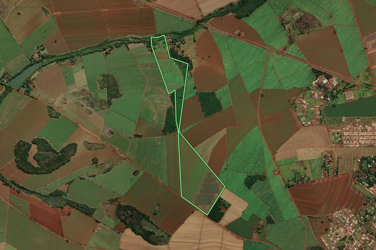Imagem de satélite do imóvel rural em Morro Agudo (SP), com o contorno declarado no CAR desenhado por cima.