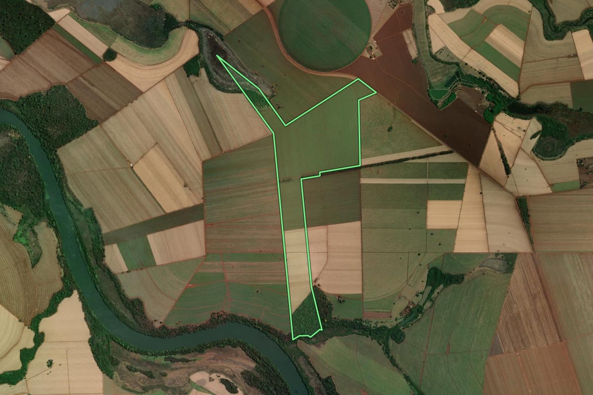 Imagem de satélite do imóvel rural em Morro Agudo (SP), com o contorno declarado no CAR desenhado por cima.