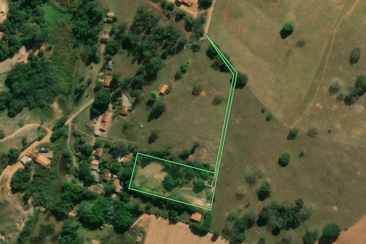 Imagem de satélite do imóvel rural em Morungaba (SP), com o contorno declarado no CAR desenhado por cima.