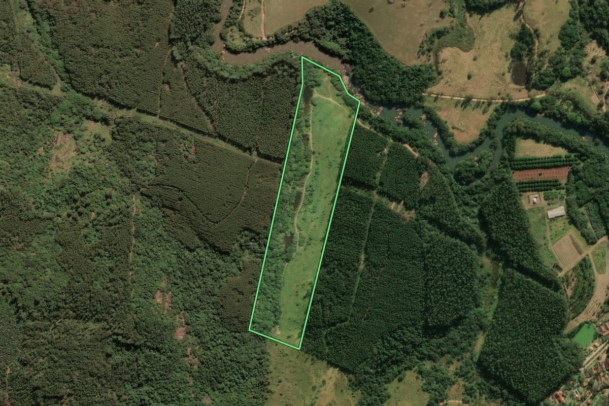 Imagem de satélite do imóvel rural em Morungaba (SP), com o contorno declarado no CAR desenhado por cima.
