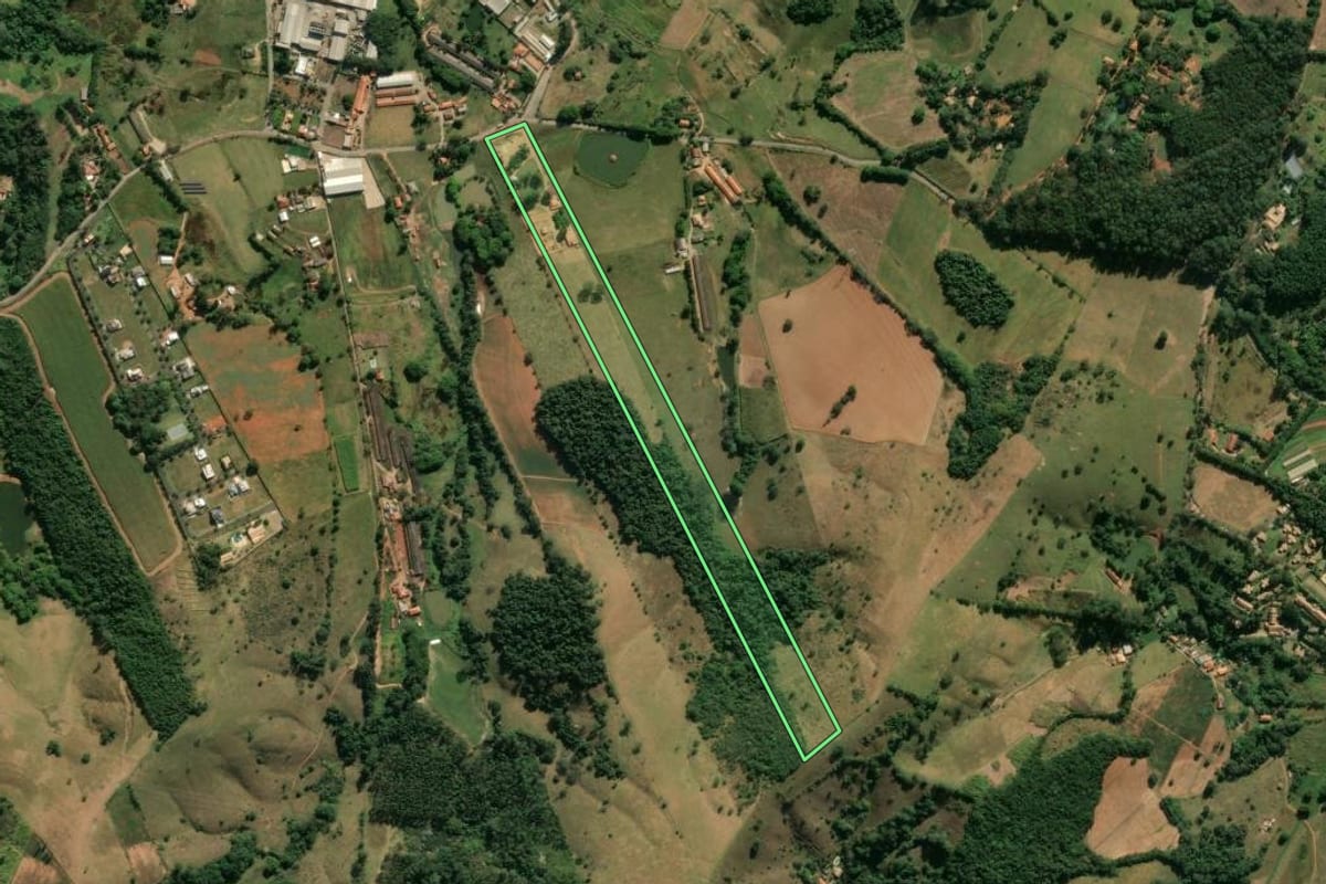Imagem de satélite do imóvel rural em Morungaba (SP), com o contorno declarado no CAR desenhado por cima.