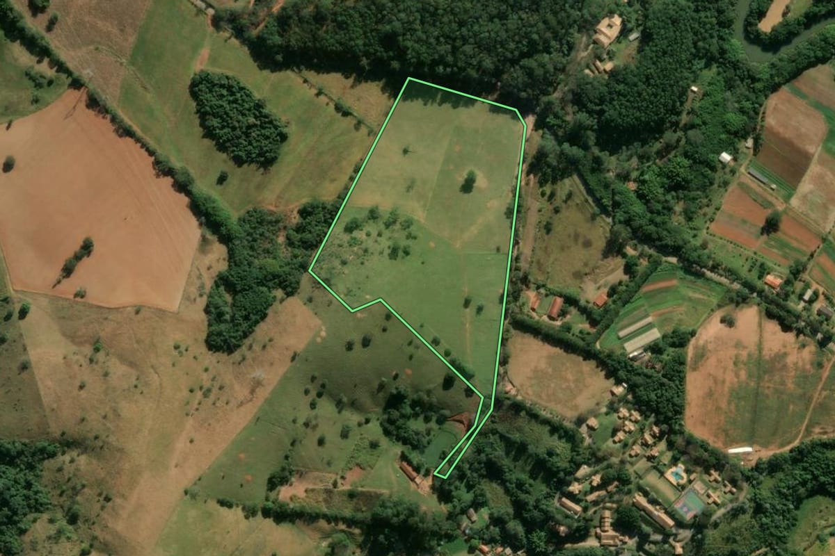 Imagem de satélite do imóvel rural em Morungaba (SP), com o contorno declarado no CAR desenhado por cima.