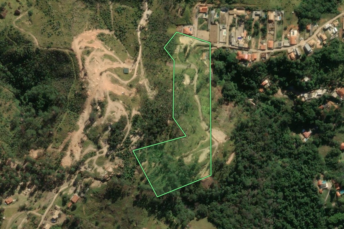 Imagem de satélite do imóvel rural em Morungaba (SP), com o contorno declarado no CAR desenhado por cima.