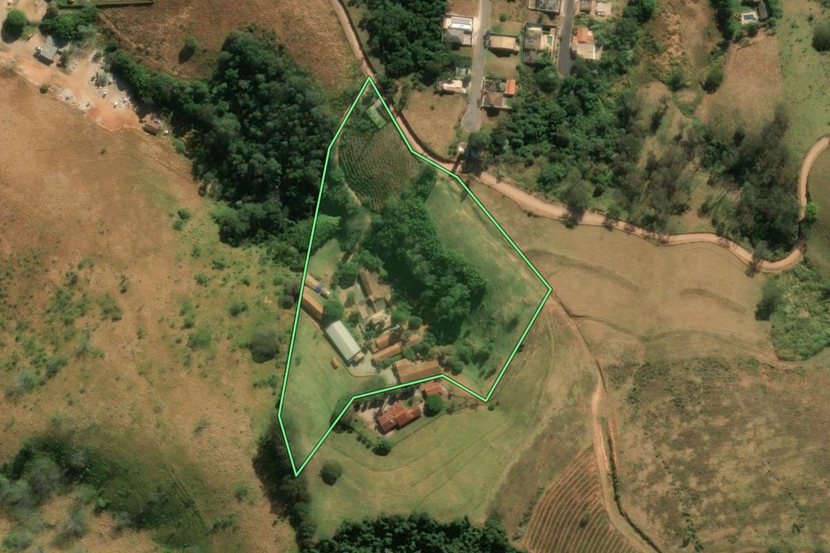 Imagem de satélite do imóvel rural em Morungaba (SP), com o contorno declarado no CAR desenhado por cima.