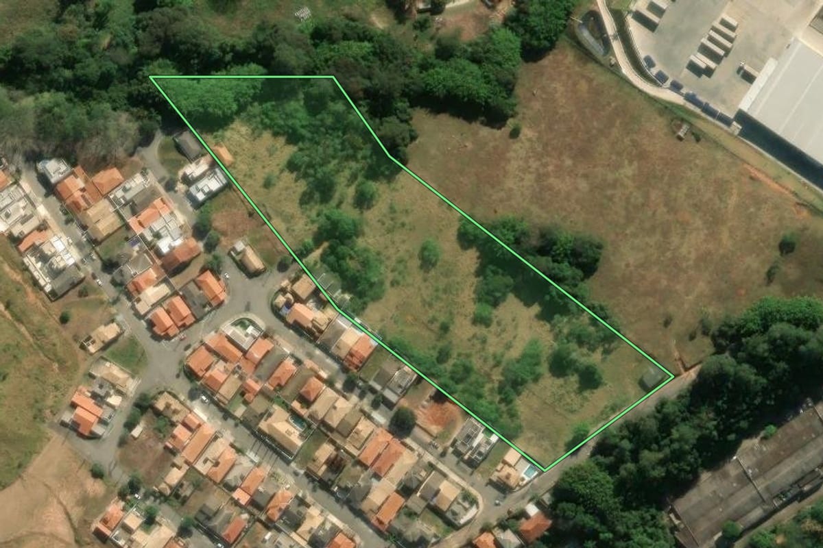 Imagem de satélite do imóvel rural em Morungaba (SP), com o contorno declarado no CAR desenhado por cima.