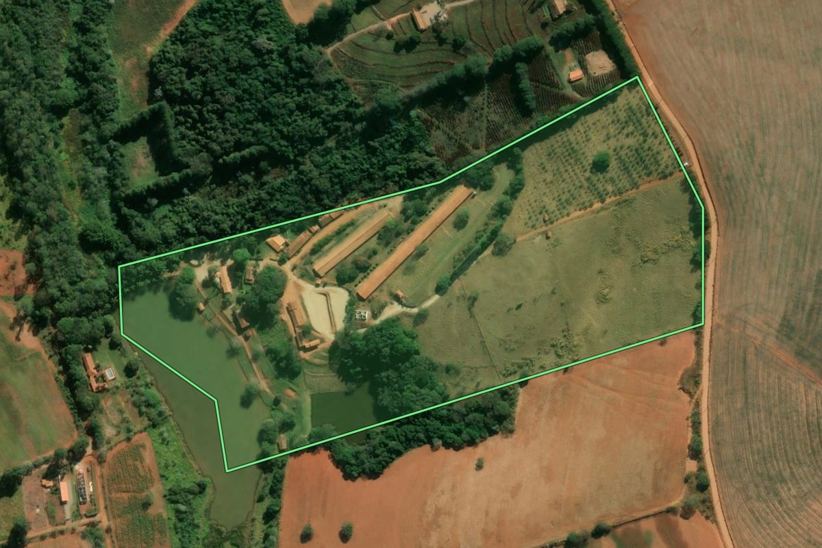 Imagem de satélite do imóvel rural em Morungaba (SP), com o contorno declarado no CAR desenhado por cima.