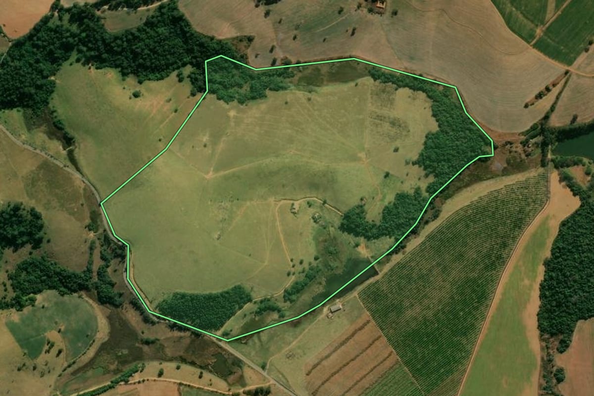 Imagem de satélite do imóvel rural em Morungaba (SP), com o contorno declarado no CAR desenhado por cima.