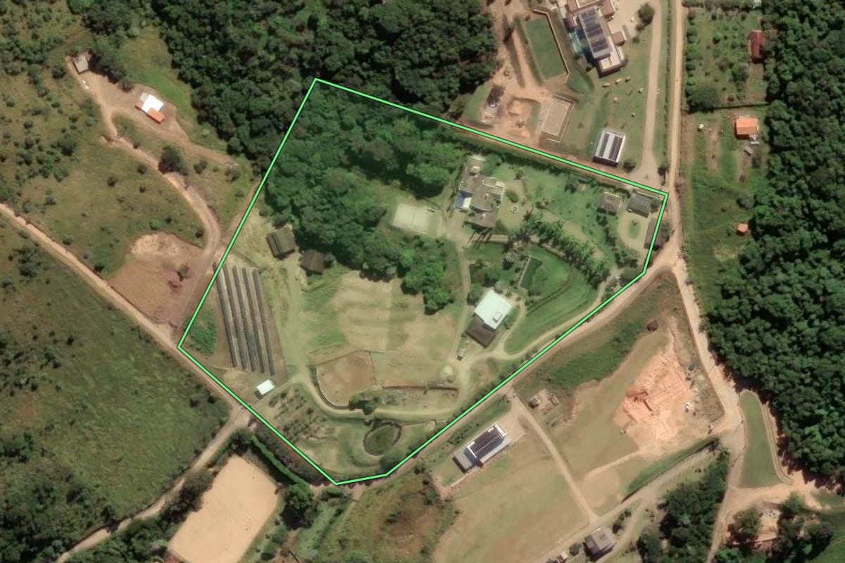 Imagem de satélite do imóvel rural em Morungaba (SP), com o contorno declarado no CAR desenhado por cima.