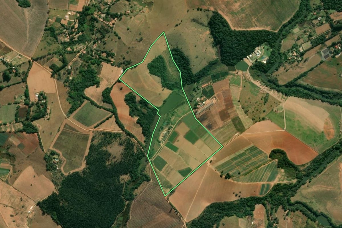 Imagem de satélite do imóvel rural em Morungaba (SP), com o contorno declarado no CAR desenhado por cima.