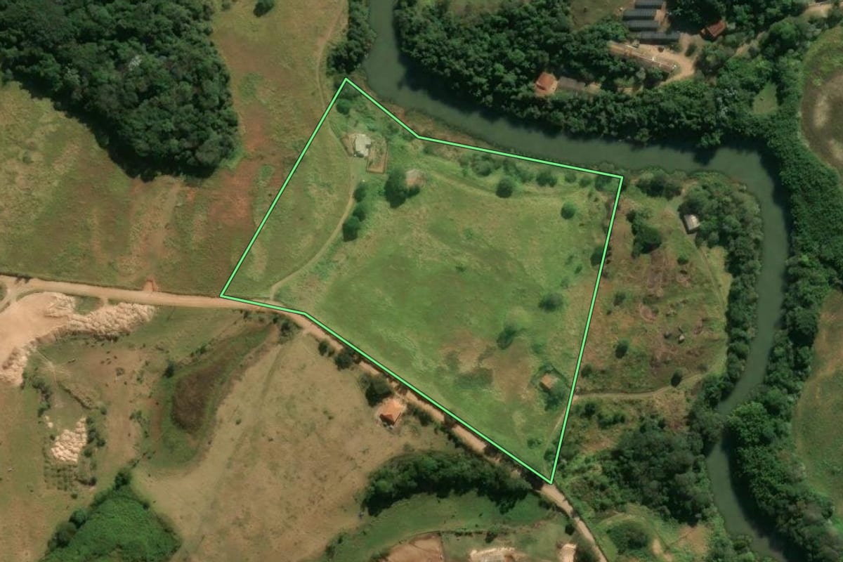 Imagem de satélite do imóvel rural em Morungaba (SP), com o contorno declarado no CAR desenhado por cima.