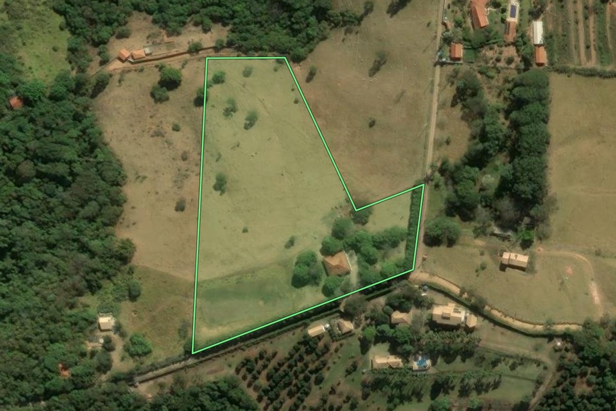 Imagem de satélite do imóvel rural em Morungaba (SP), com o contorno declarado no CAR desenhado por cima.