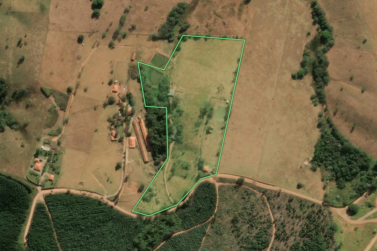 Imagem de satélite do imóvel rural em Morungaba (SP), com o contorno declarado no CAR desenhado por cima.