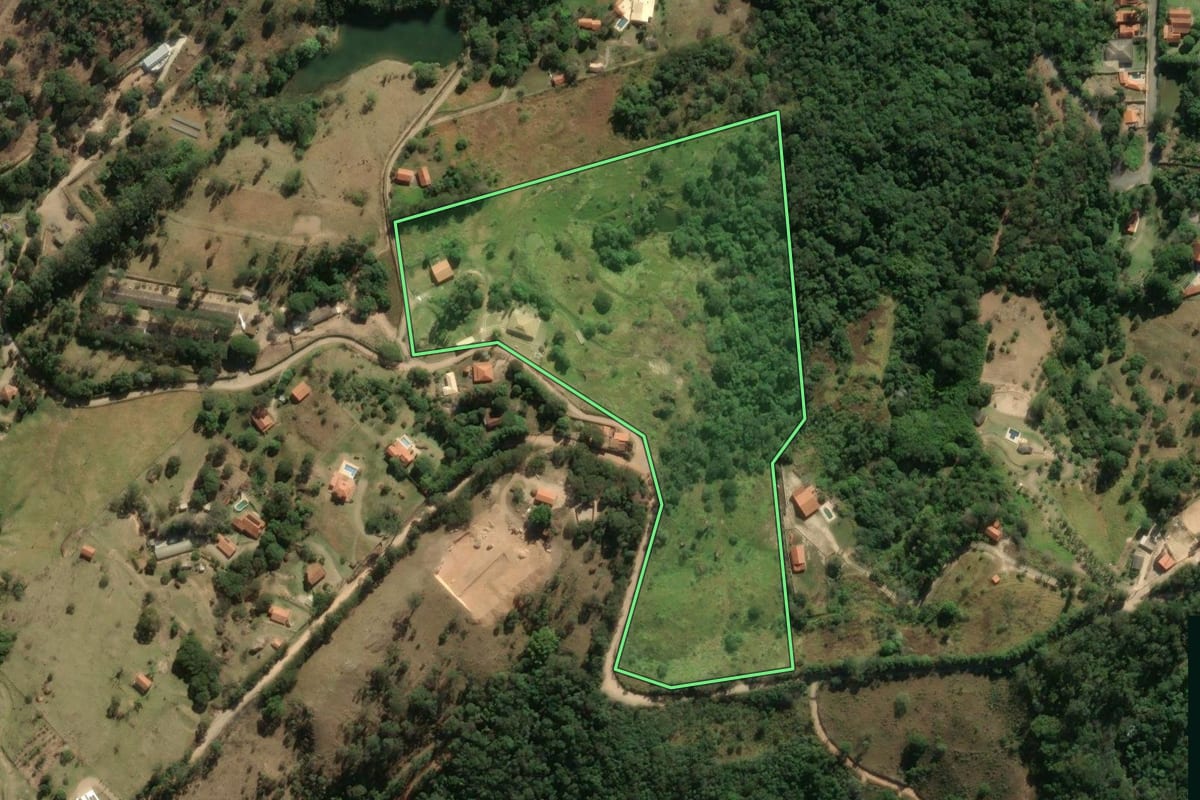 Imagem de satélite do imóvel rural em Morungaba (SP), com o contorno declarado no CAR desenhado por cima.