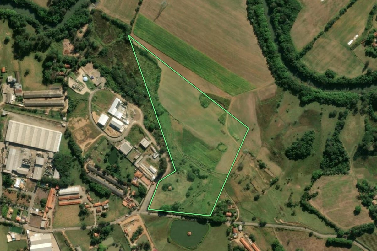 Imagem de satélite do imóvel rural em Morungaba (SP), com o contorno declarado no CAR desenhado por cima.