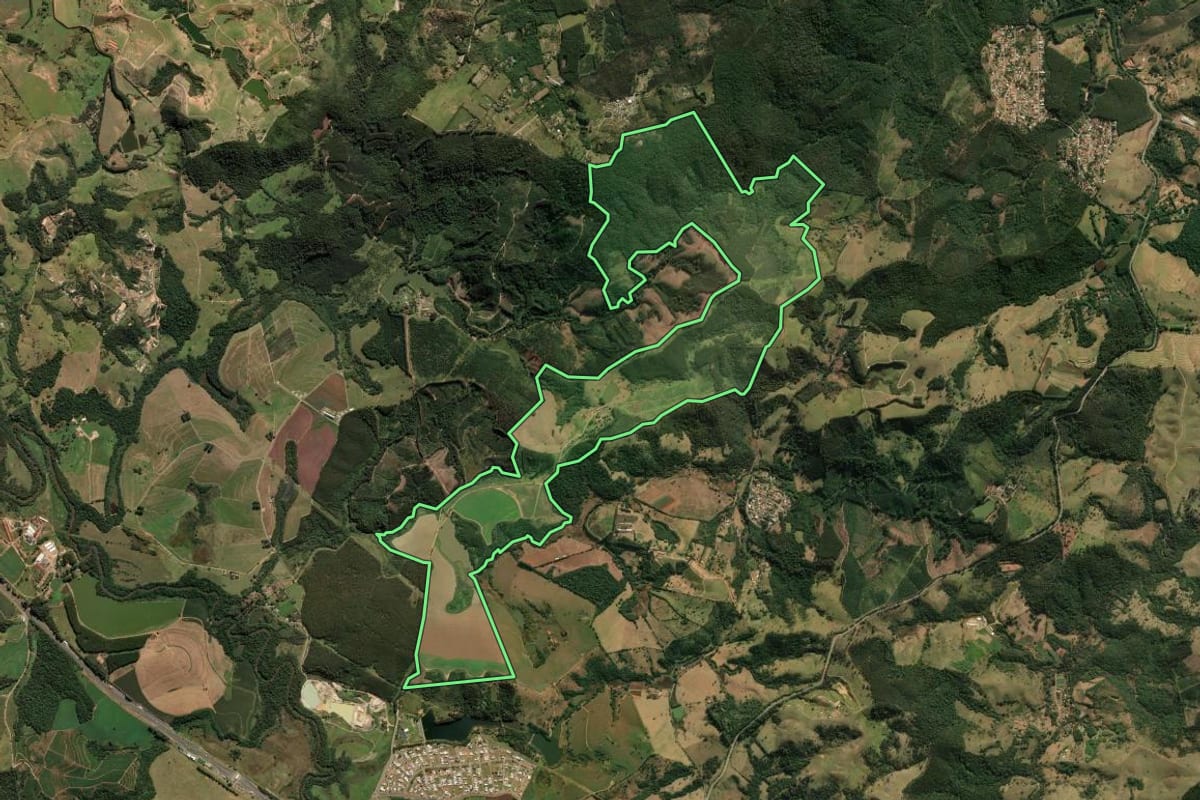 Imagem de satélite do imóvel rural em Morungaba (SP), com o contorno declarado no CAR desenhado por cima.