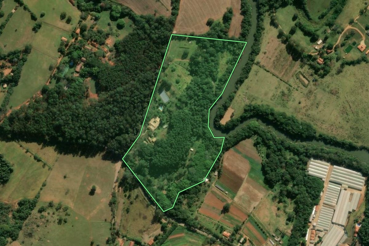 Imagem de satélite do imóvel rural em Morungaba (SP), com o contorno declarado no CAR desenhado por cima.