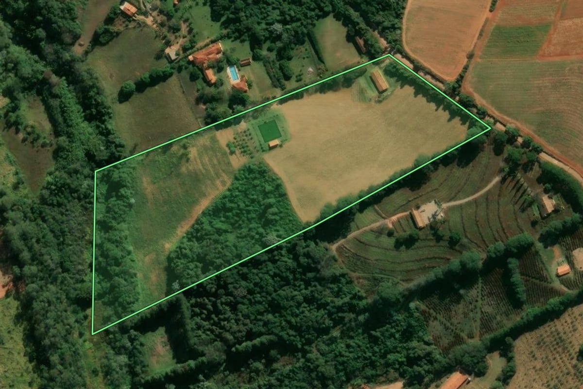 Imagem de satélite do imóvel rural em Morungaba (SP), com o contorno declarado no CAR desenhado por cima.