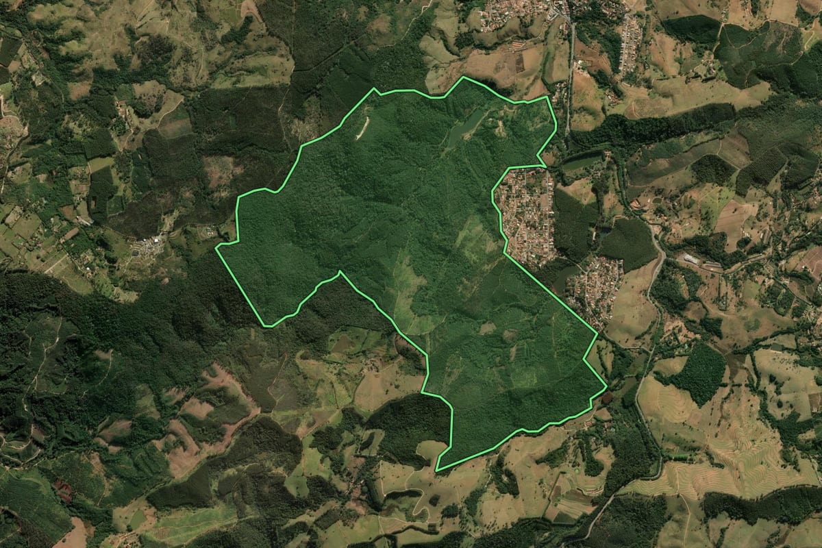 Imagem de satélite do imóvel rural em Morungaba (SP), com o contorno declarado no CAR desenhado por cima.