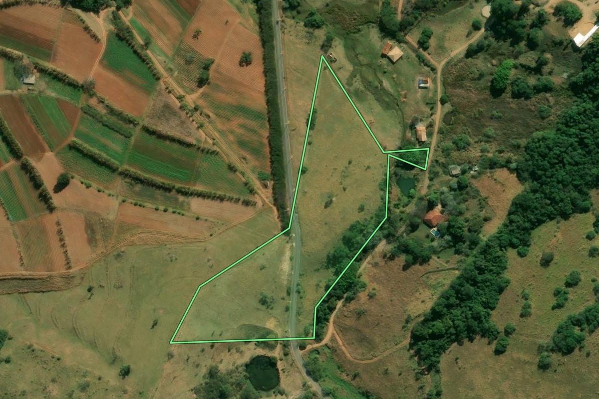 Imagem de satélite do imóvel rural em Morungaba (SP), com o contorno declarado no CAR desenhado por cima.