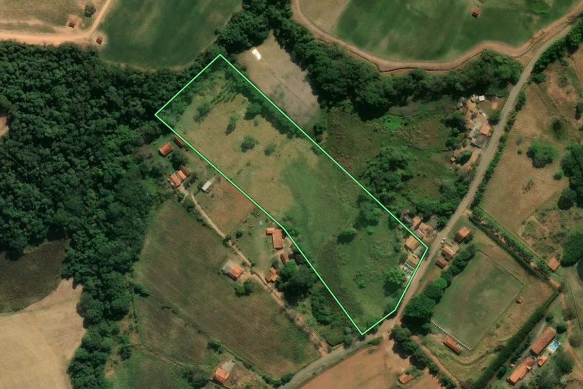 Imagem de satélite do imóvel rural em Morungaba (SP), com o contorno declarado no CAR desenhado por cima.