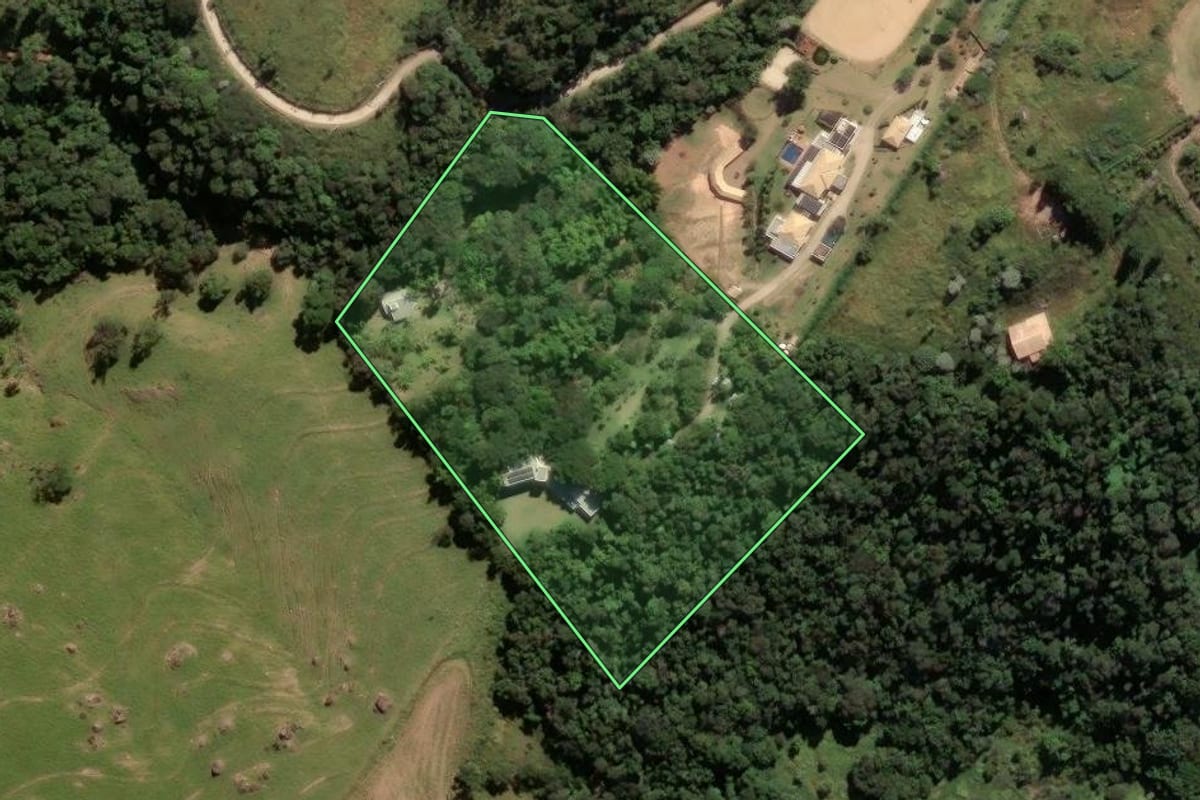Imagem de satélite do imóvel rural em Morungaba (SP), com o contorno declarado no CAR desenhado por cima.