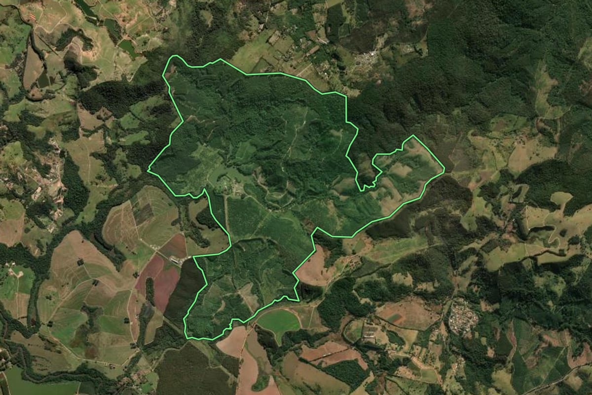 Imagem de satélite do imóvel rural em Morungaba (SP), com o contorno declarado no CAR desenhado por cima.