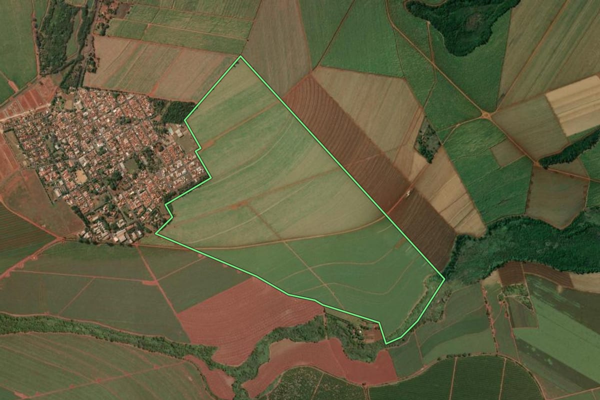 Imagem de satélite do imóvel rural em Motuca (SP), com o contorno declarado no CAR desenhado por cima.