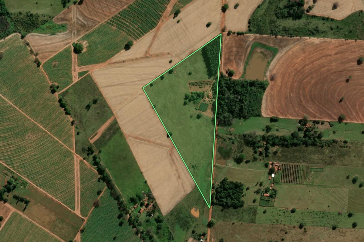 Imagem de satélite do imóvel rural em Murutinga do Sul (SP), com o contorno declarado no CAR desenhado por cima.