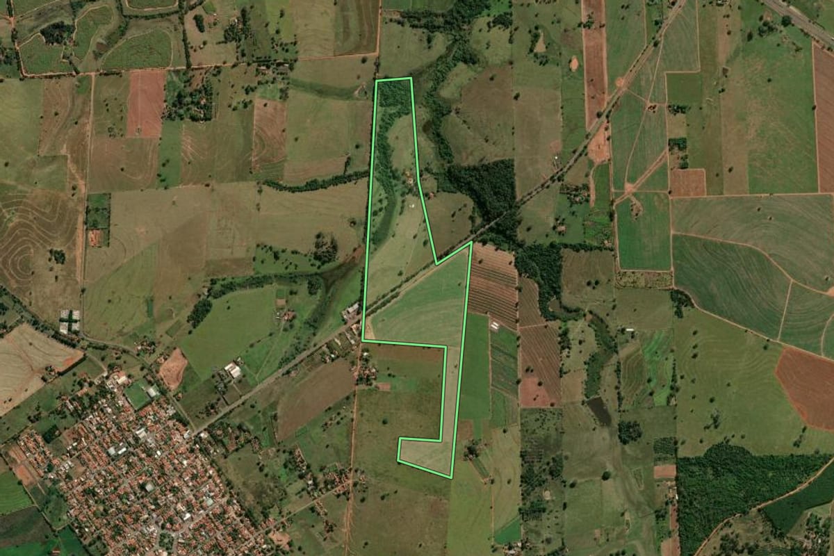 Imagem de satélite do imóvel rural em Murutinga do Sul (SP), com o contorno declarado no CAR desenhado por cima.