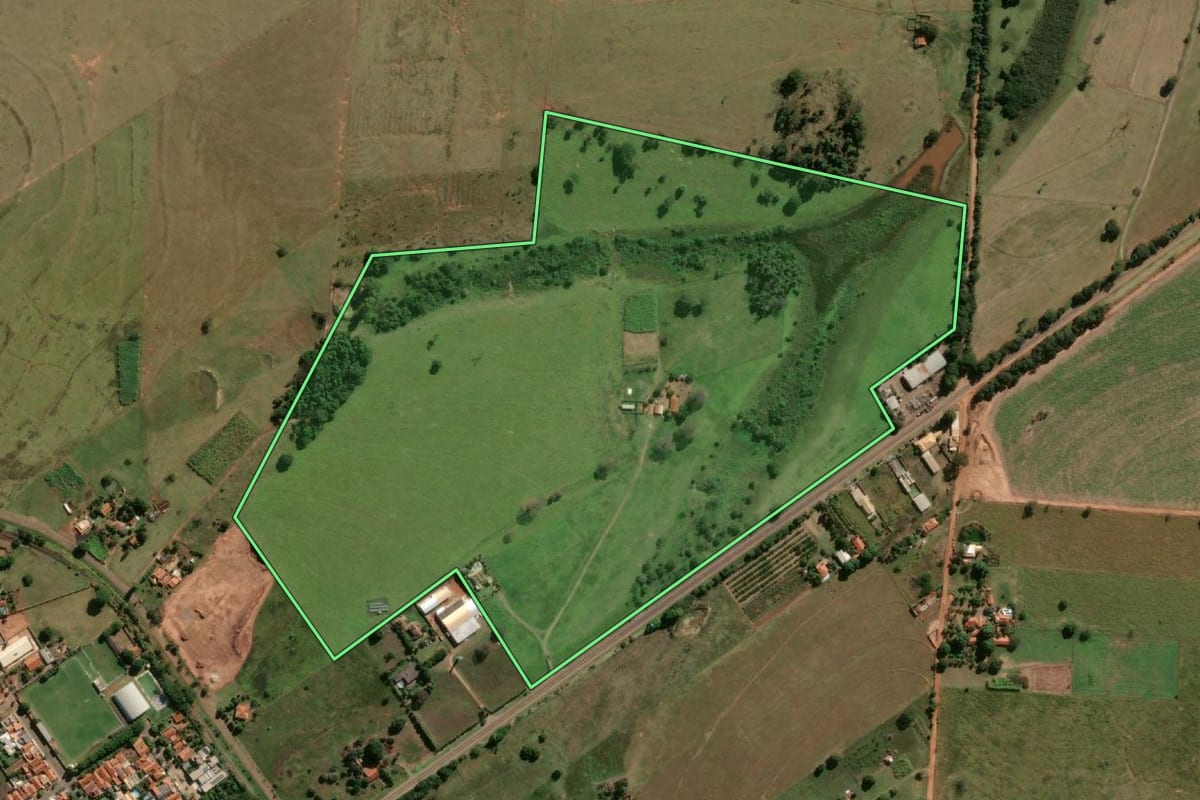 Imagem de satélite do imóvel rural em Murutinga do Sul (SP), com o contorno declarado no CAR desenhado por cima.