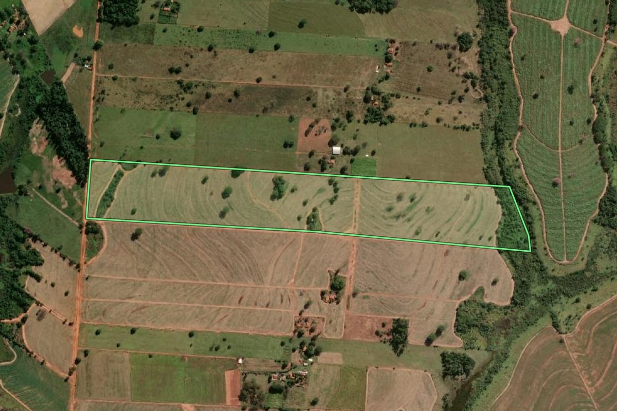 Imagem de satélite do imóvel rural em Murutinga do Sul (SP), com o contorno declarado no CAR desenhado por cima.
