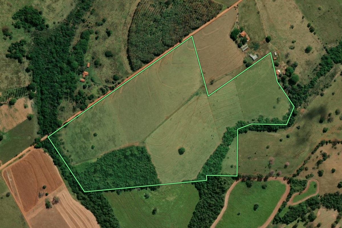 Imagem de satélite do imóvel rural em Murutinga do Sul (SP), com o contorno declarado no CAR desenhado por cima.