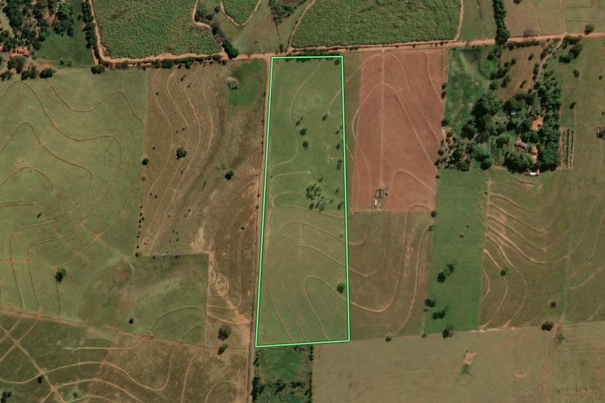Imagem de satélite do imóvel rural em Murutinga do Sul (SP), com o contorno declarado no CAR desenhado por cima.