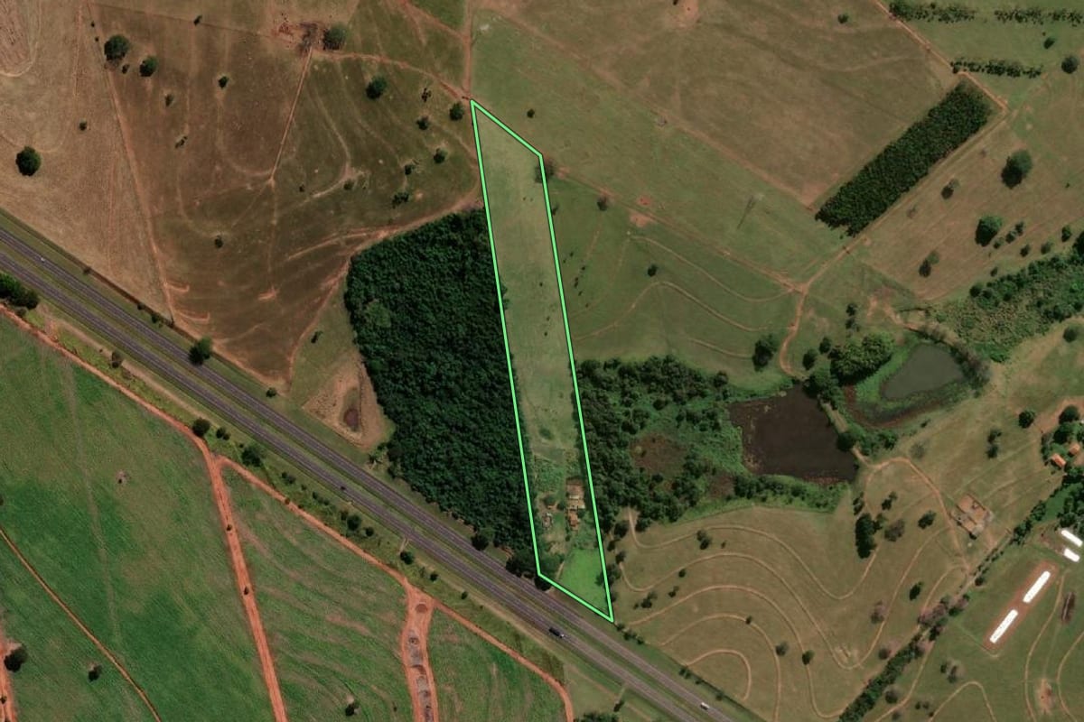Imagem de satélite do imóvel rural em Murutinga do Sul (SP), com o contorno declarado no CAR desenhado por cima.
