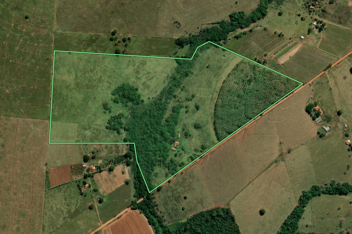Imagem de satélite do imóvel rural em Murutinga do Sul (SP), com o contorno declarado no CAR desenhado por cima.