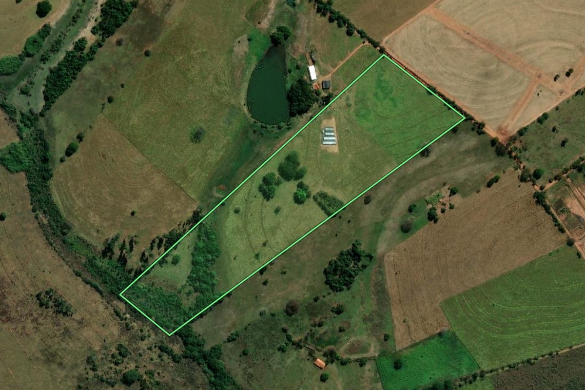 Imagem de satélite do imóvel rural em Murutinga do Sul (SP), com o contorno declarado no CAR desenhado por cima.
