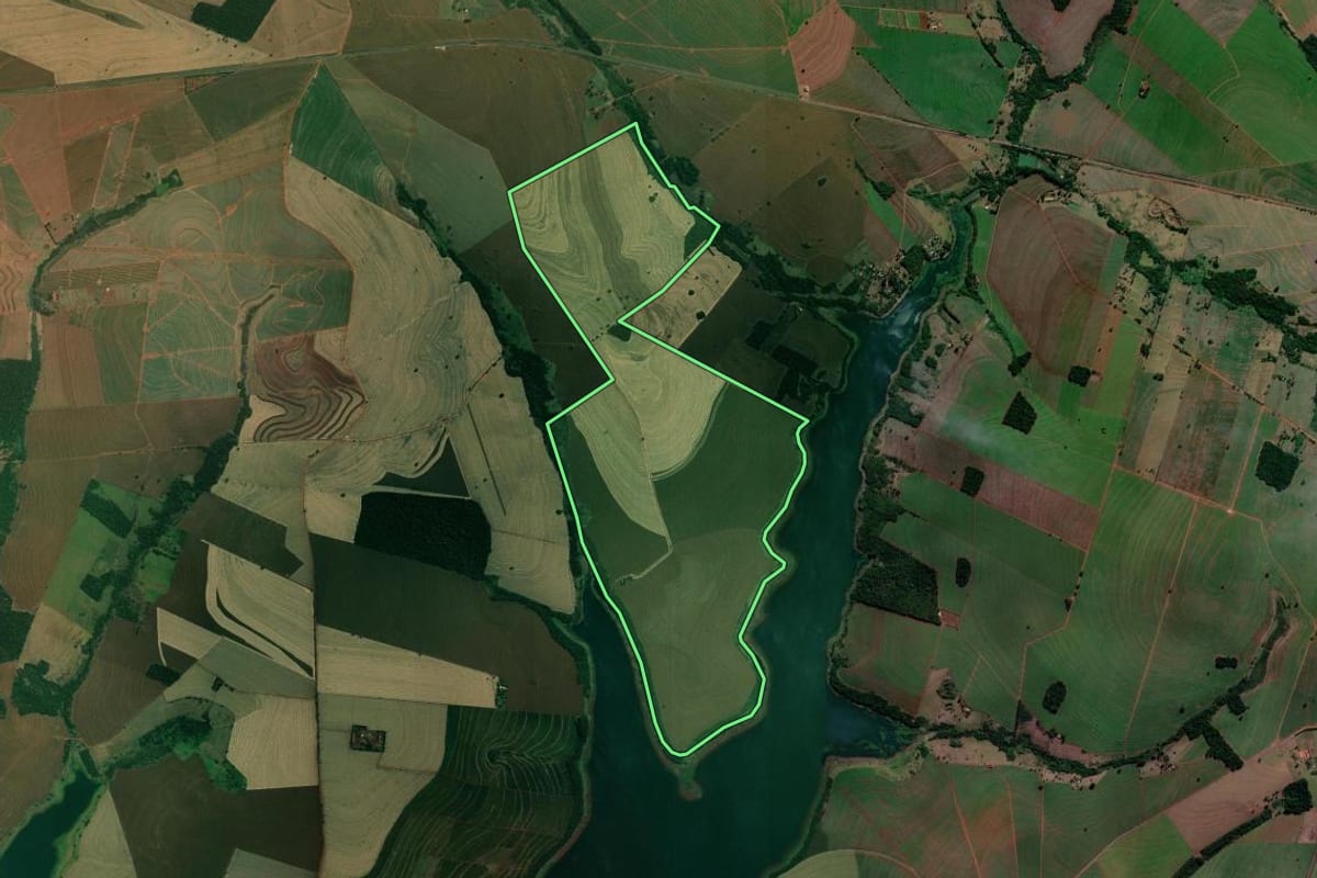 Imagem de satélite do imóvel rural em Nantes (SP), com o contorno declarado no CAR desenhado por cima.