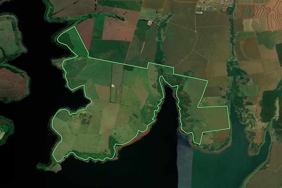 Imagem de satélite do imóvel rural em Nantes (SP), com o contorno declarado no CAR desenhado por cima.