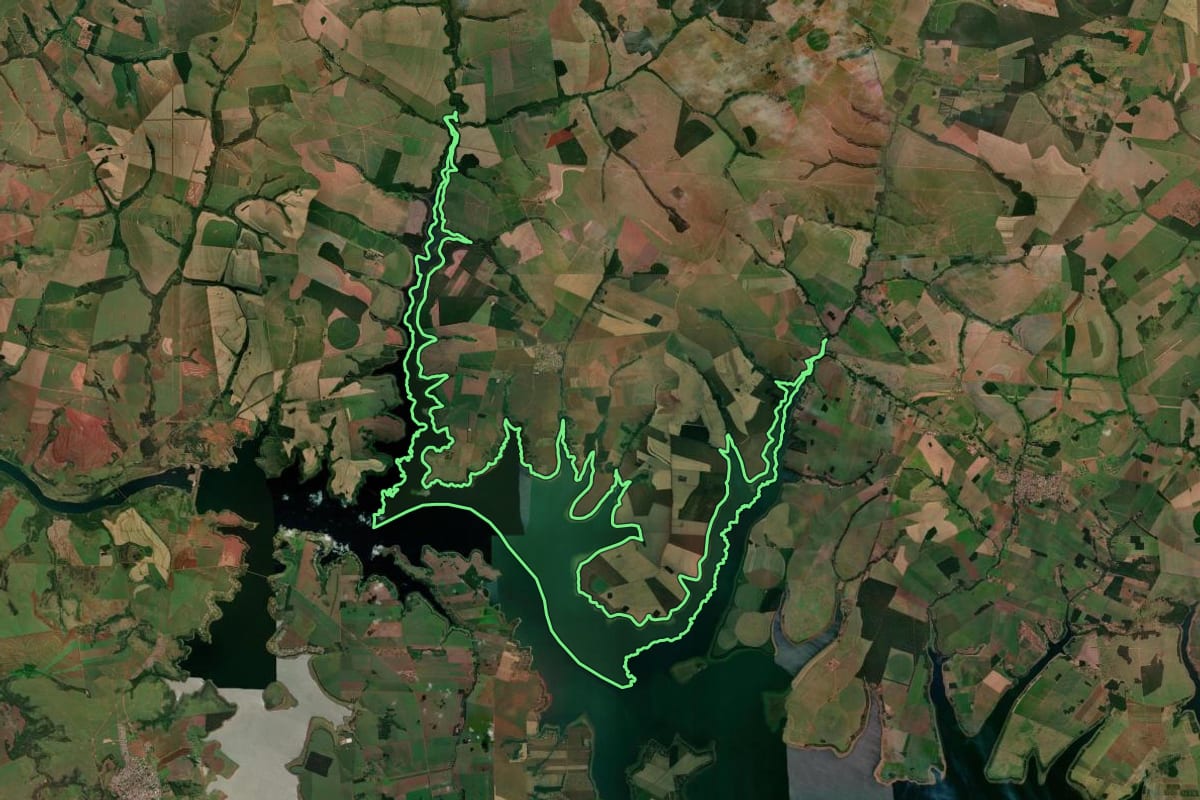 Imagem de satélite do imóvel rural em Nantes (SP), com o contorno declarado no CAR desenhado por cima.