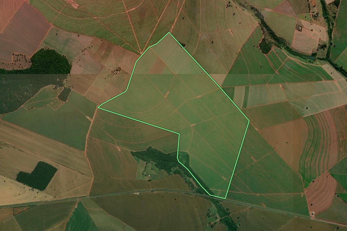 Imagem de satélite do imóvel rural em Nantes (SP), com o contorno declarado no CAR desenhado por cima.