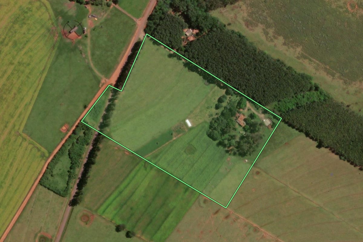 Imagem de satélite do imóvel rural em Narandiba (SP), com o contorno declarado no CAR desenhado por cima.