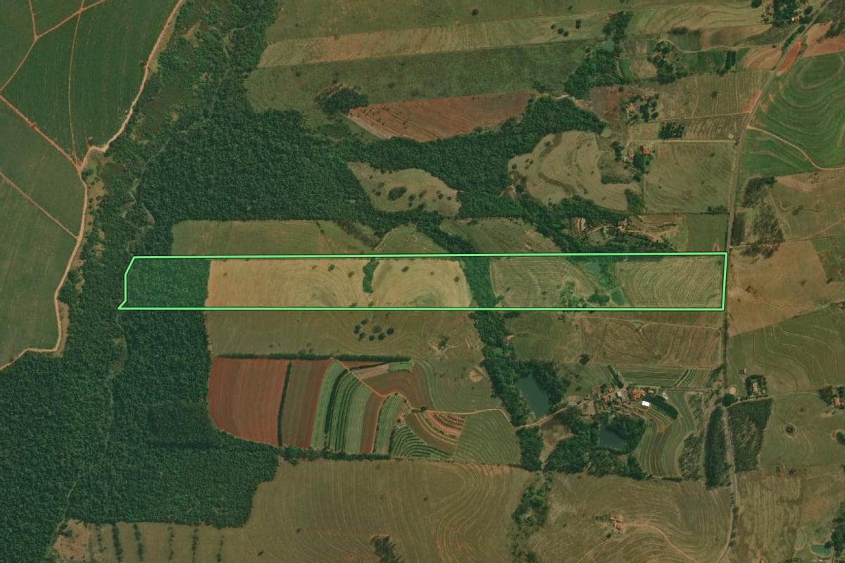 Imagem de satélite do imóvel rural em Narandiba (SP), com o contorno declarado no CAR desenhado por cima.