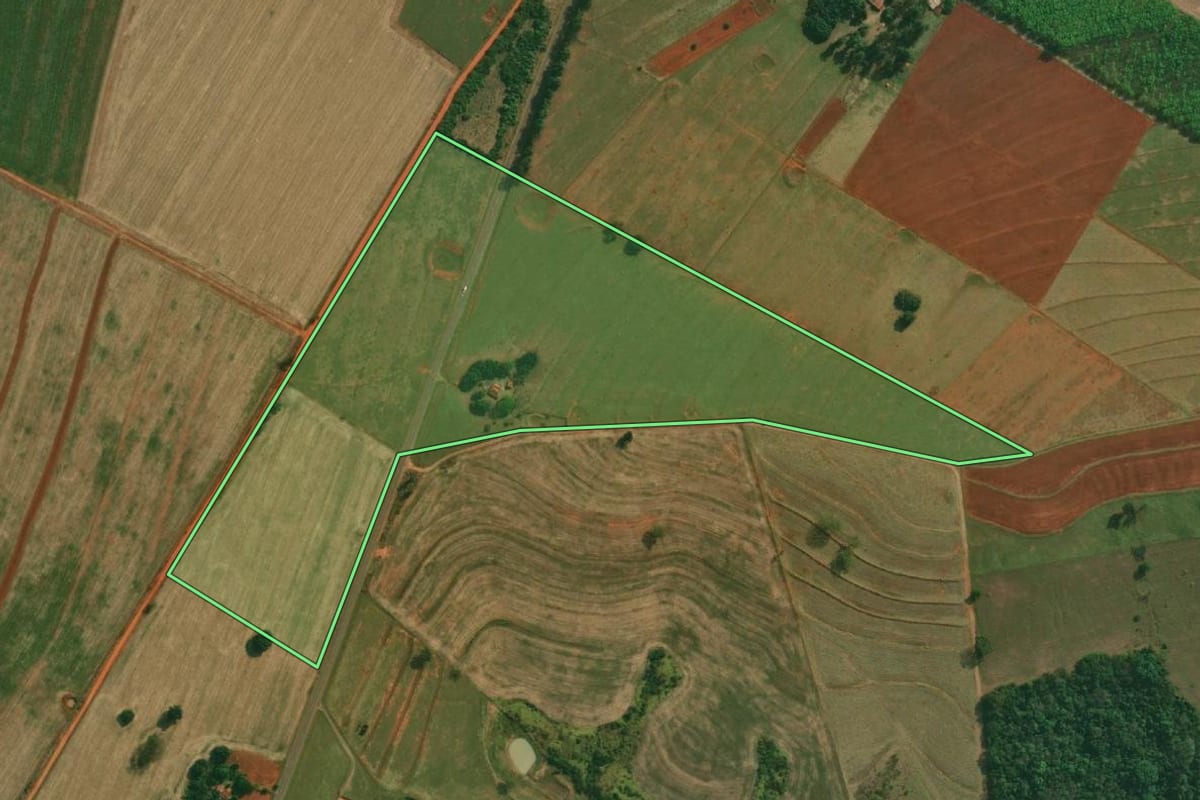 Imagem de satélite do imóvel rural em Narandiba (SP), com o contorno declarado no CAR desenhado por cima.