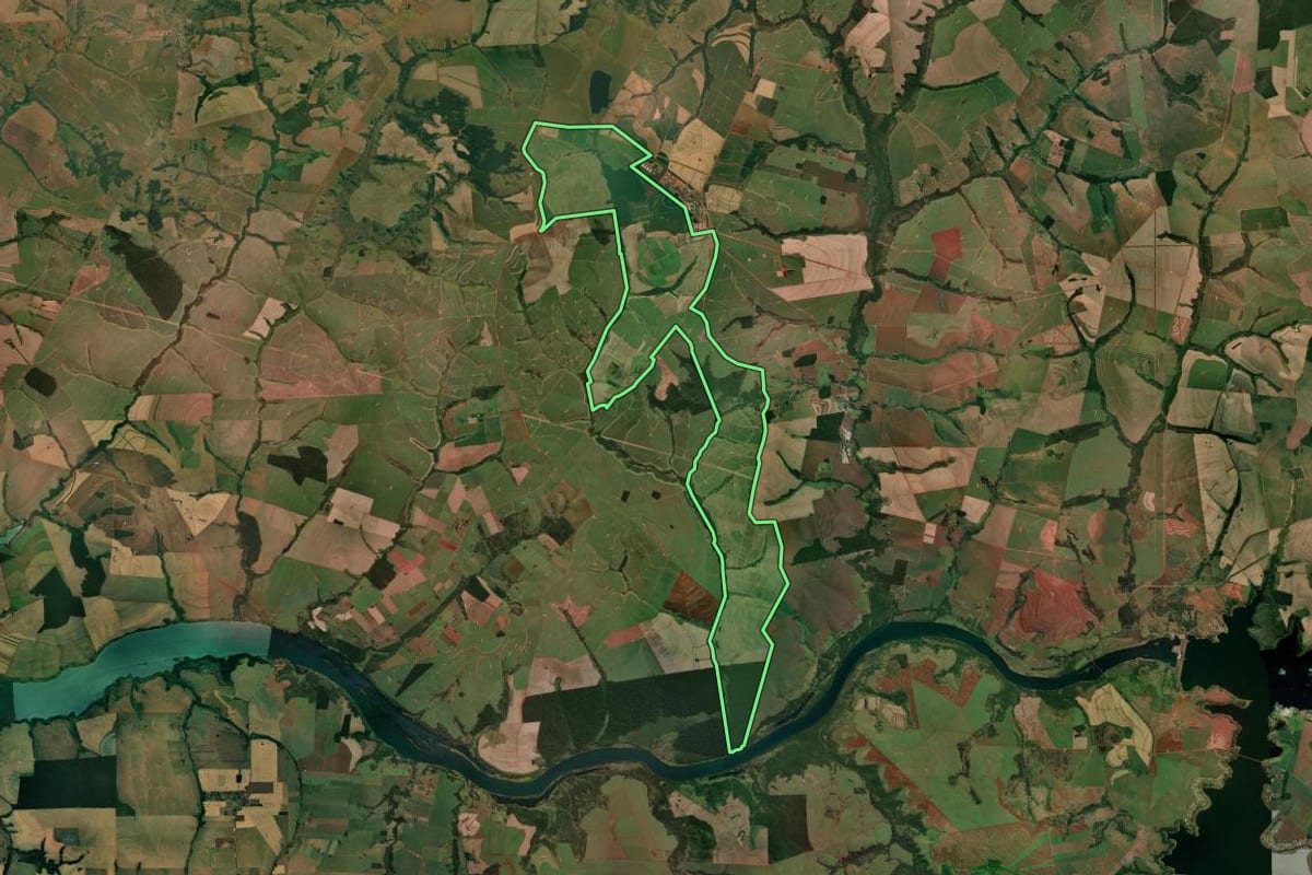 Imagem de satélite do imóvel rural em Narandiba (SP), com o contorno declarado no CAR desenhado por cima.