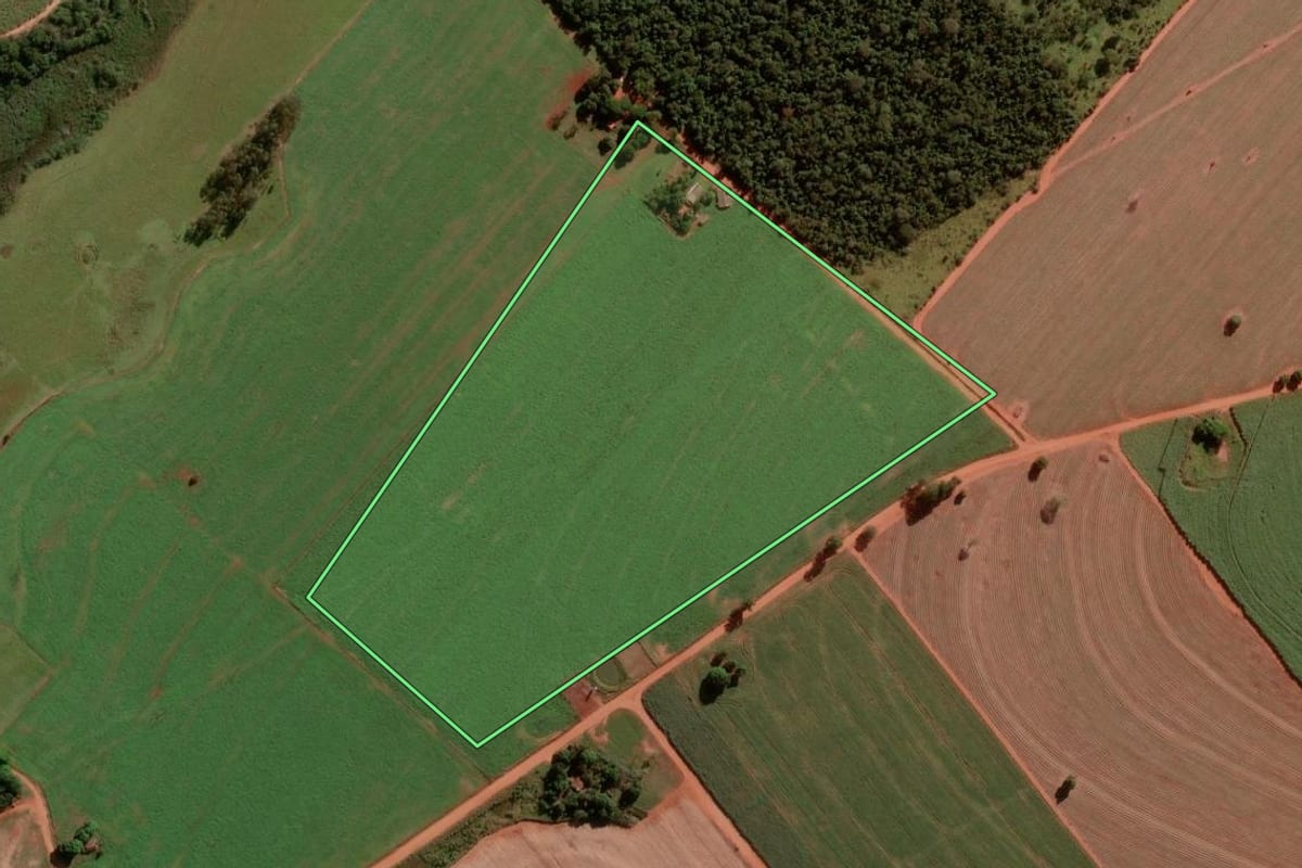 Imagem de satélite do imóvel rural em Narandiba (SP), com o contorno declarado no CAR desenhado por cima.